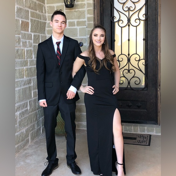 Bill Blass, simple black off the shoulder gown. Size M (6) High slit, lower left - Picture 10 of 10